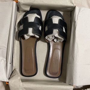 Hermès black leather Oran sandals size 41